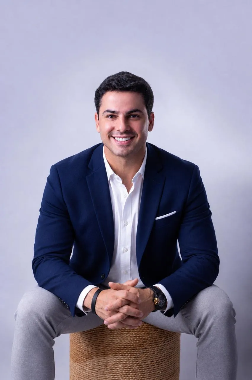 Bruno Inglez de blazer, sentado, olhando para a câmera
