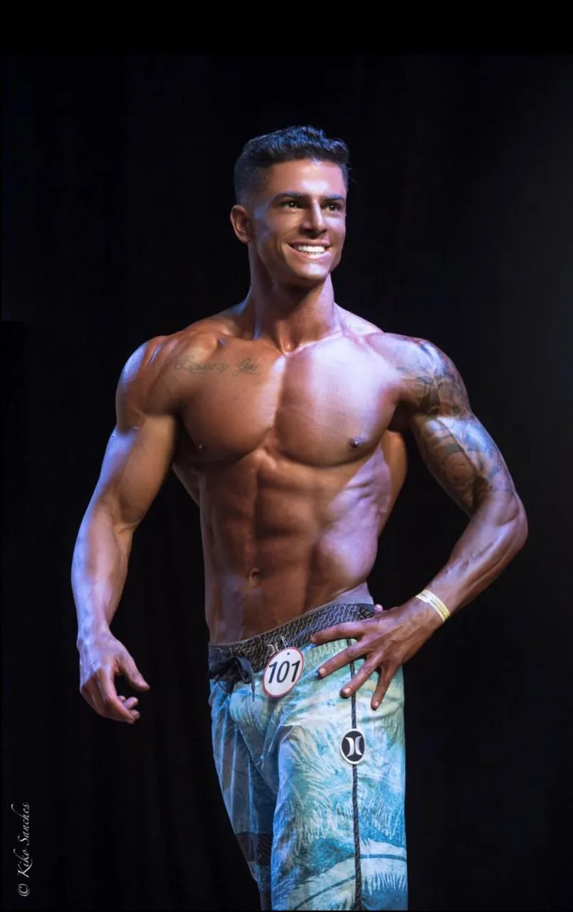 Bruno Inglez em competição de fisiculturismo