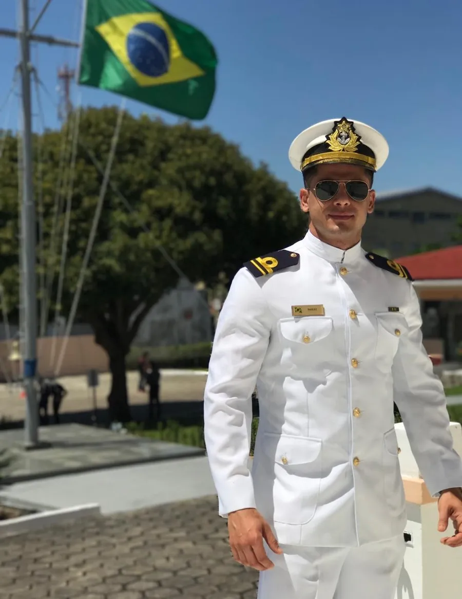 Bruno Inglez de uniforme branco da Marinha do Brasil