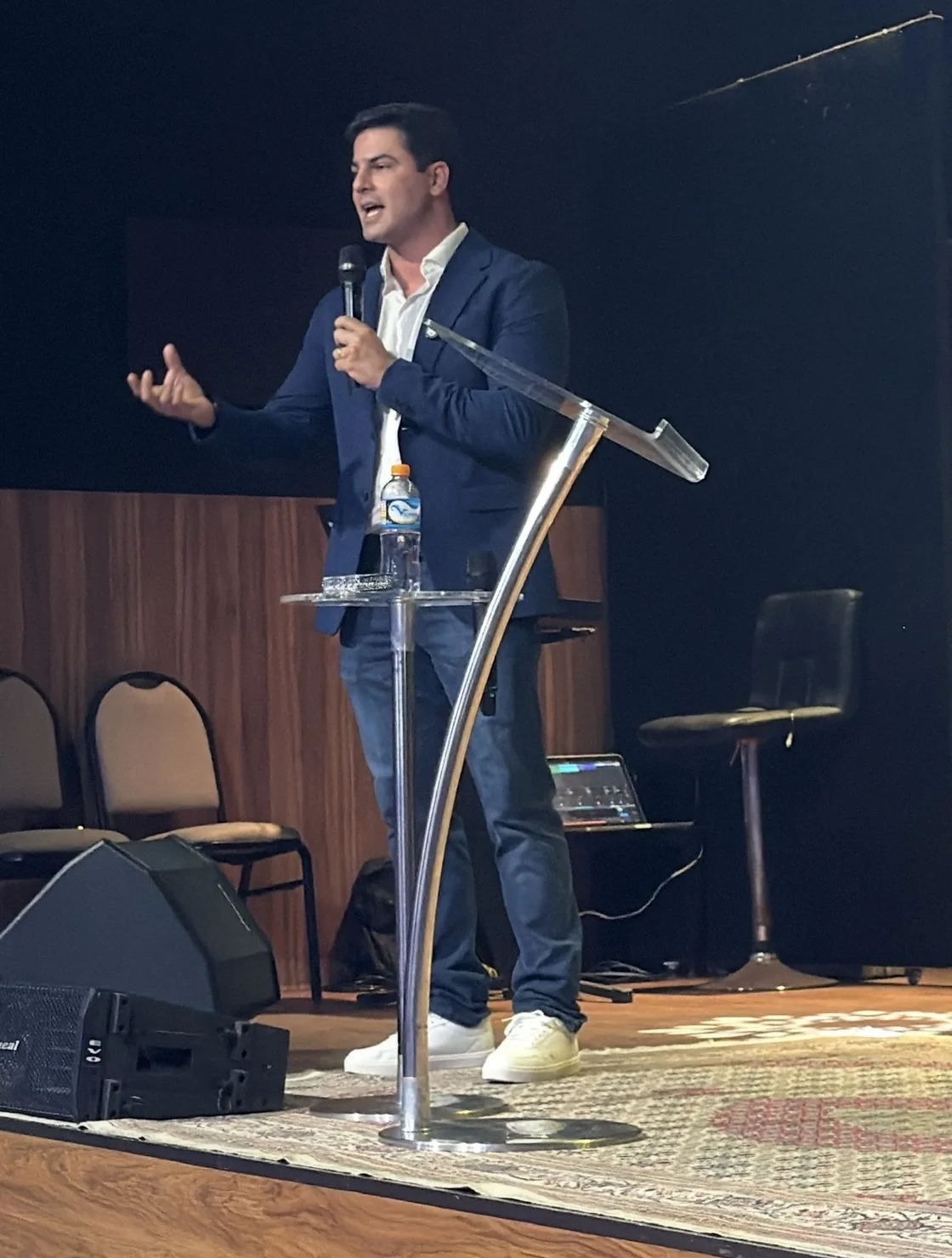 Bruno Inglez no palco durante uma palestra
